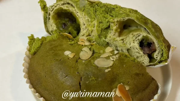 もち麦亭の新作抹茶スペシャルベーグルの断面と具材 - ゆりママんブログ もち麦亭の新作抹茶スペシャルベーグルの断面と具材