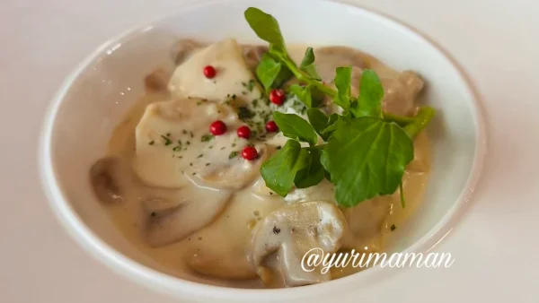 利楽ランチビュッフェのメイン料理チキンのクリーム煮込み