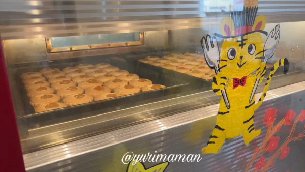 とらやのクッキーがオーブンで焼かれている様子