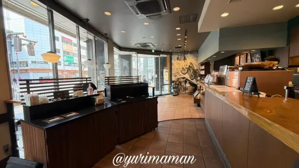 スターバックスいよてつ会館ビル店の店内と窓際席の様子1 - ゆりママんブログ スターバックスいよてつ会館ビル店の店内と窓際席の様子1