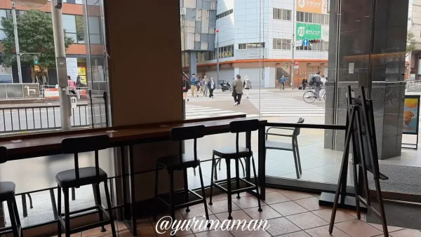 スターバックスいよてつ会館ビル店の店内と窓際席の様子2 - ゆりママんブログ スターバックスいよてつ会館ビル店の店内と窓際席の様子2