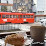 松山市のスターバックスいよてつ会館ビル店（愛媛1号店）の店内と路面電車