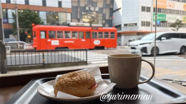 スターバックスいよてつ会館ビル店の窓から見える伊予鉄の路面電車 - ゆりママんブログ スターバックスいよてつ会館ビル店の窓から見える伊予鉄の路面電車