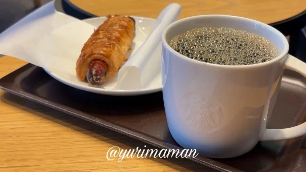 スタバのモーニングセット コーヒーとソーセージパイ
