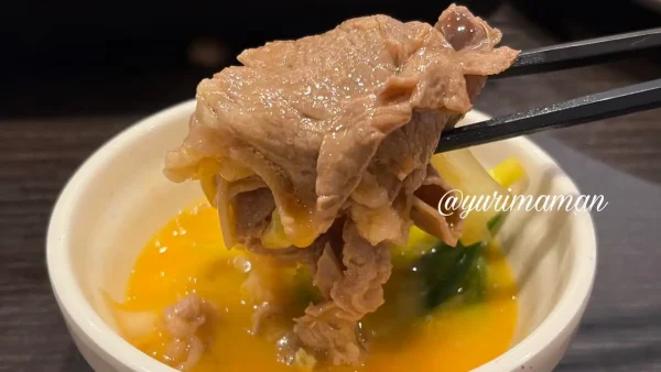 卵につけて食べるしゃぶ葉のすき焼き牛肉