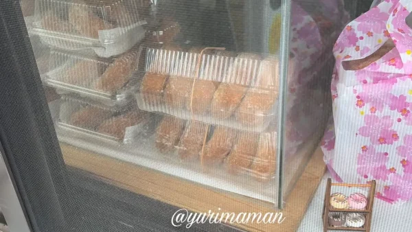 あいなんドーナツ 店頭ショーケースに並ぶ手作りドーナツ - ゆりママんブログ あいなんドーナツ 店頭ショーケースに並ぶ手作りドーナツ