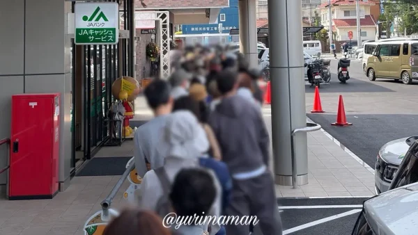 あかがね市四季菜広場 リニューアル当日の入口前にできた長蛇の列