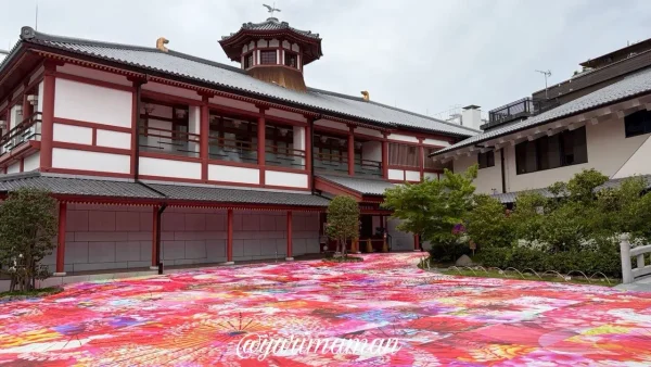 道後温泉 飛鳥乃湯泉 中庭アート 蜷川実花 インスタレーション 全景