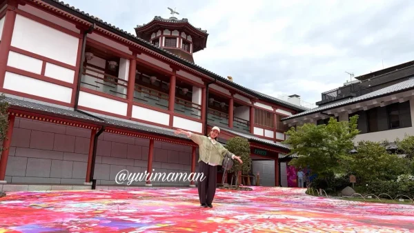 道後温泉 飛鳥乃湯泉 花柄アート 中庭 和傘デザイン2