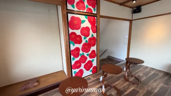 ゐさご茶屋 店内の椿アート 道後らしい装飾