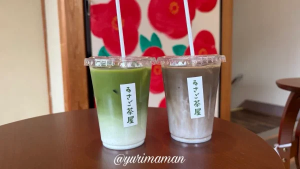 ゐさご茶屋 店内の椿アートとドリンク