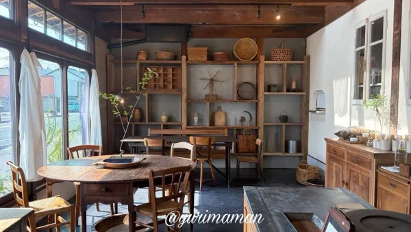 haguru cafeのアンティーク調インテリアと古道具の棚(西条市) - ゆりママんブログ haguru cafeのアンティーク調インテリアと古道具の棚(西条市)