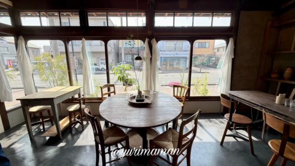 西条市 haguru cafeの店内 大きなテーブル席と窓際の雰囲気 - ゆりママんブログ 西条市 haguru cafeの店内 大きなテーブル席と窓際の雰囲気