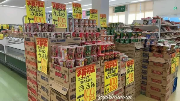 はなまる市場のカップラーメンタワー(新居浜市) - ゆりママんブログ はなまる市場のカップラーメンタワー(新居浜市)