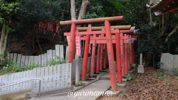 伊予市 伊豫稲荷神社の鳥居が続く小道1 - ゆりママんブログ 伊予市 伊豫稲荷神社の鳥居が続く小道1