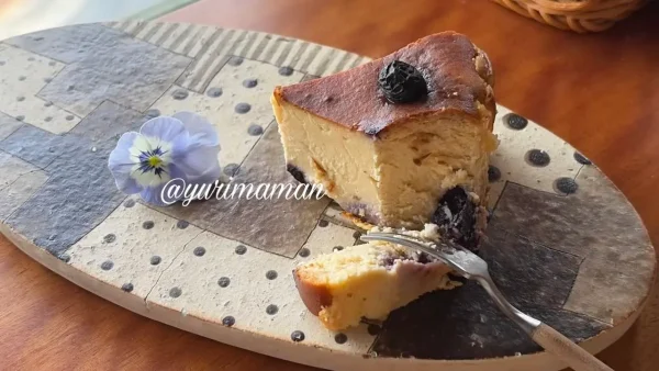 わたぐもカフェのチーズケーキ（久万高原町産のブルーベリー）