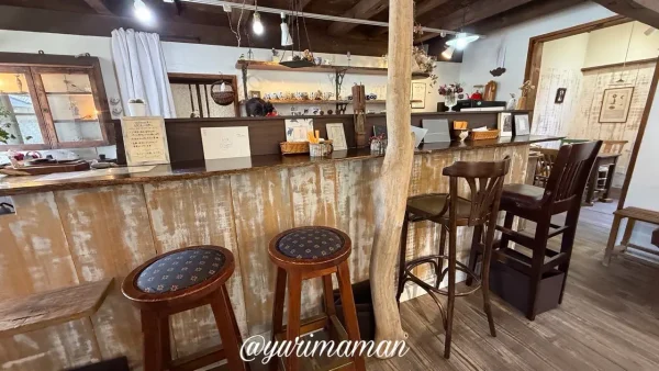 わたぐもカフェのカウンター席（久万高原町の古民家カフェ）