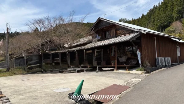 久万高原町 わたぐもカフェの駐車場（車3台分）