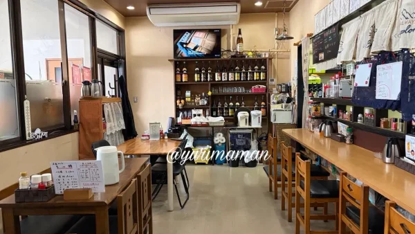 松山市三番町 楓家の店内 カウンターとテーブル席