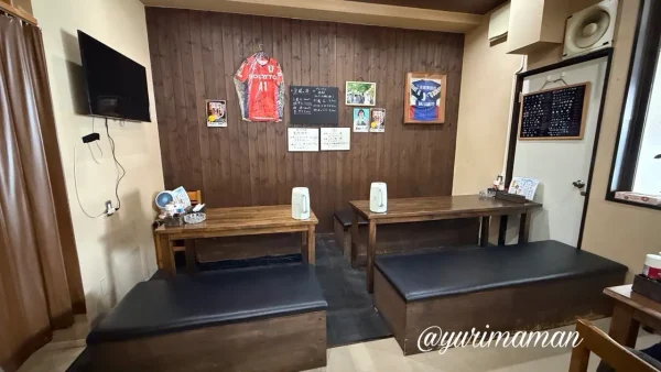 松山市三番町 楓家の店内 カウンターとテーブル席2