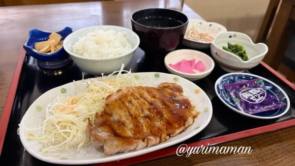 楓家 豚ロースステーキ定食 厚切りでやわらかい肉ランチ