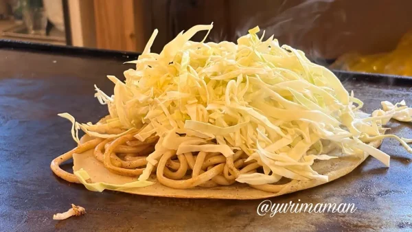 松山市三津 三津浜焼きおかだ屋 鉄板で焼いている様子