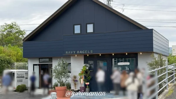 ネイビーベーグルズ平井町の外観とオープン初日の行列の様子