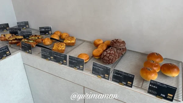 ナッツベーカリー 店内 パンの種類と陳列のようす1