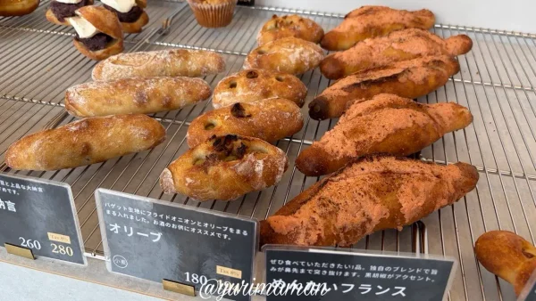 ナッツベーカリー 店内 パンの種類と陳列のようす3