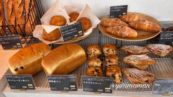 ナッツベーカリー 店内 パンの種類と陳列のようす2