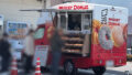 愛媛に出店したミスタードーナツキッチンカー 行列の様子