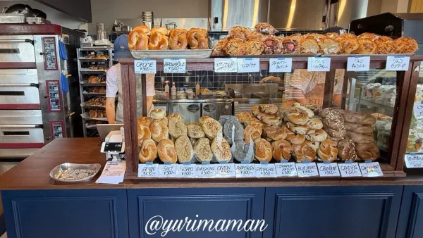 ネイビーベーグルズ店内のショーケースに並ぶ種類豊富なベーグル