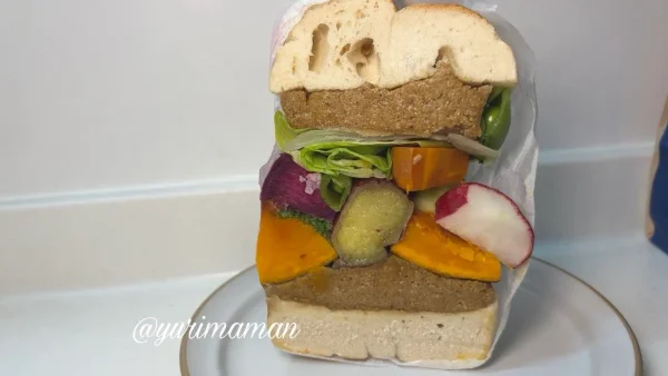 ネイビーベーグルズの季節の野菜サンドの断面1