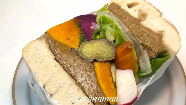 ネイビーベーグルズの季節の野菜サンドの断面2