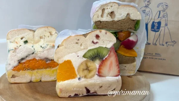 ネイビーベーグルズのフルーツサンドと野菜サンドの断面