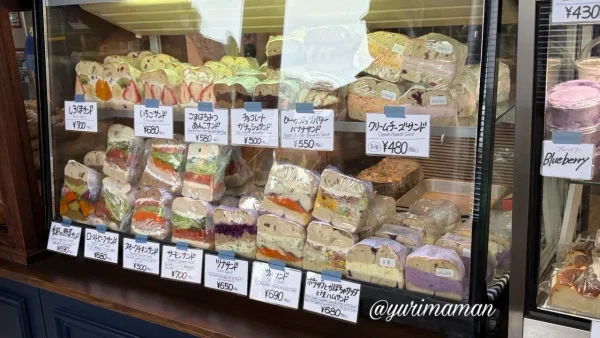 ネイビーベーグルズのフルーツサンドやおかず系サンドのショーケース1