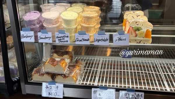 ネイビーベーグルズのフルーツサンドやおかず系サンドのショーケース2