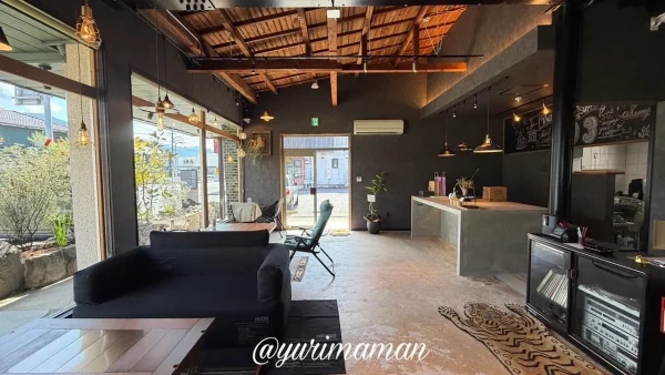 新居浜市 Abent Cafe 393 店内 倉庫風カフェ空間