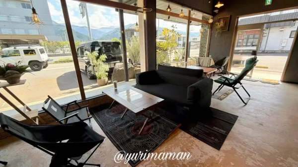 新居浜市 Abent Cafe 393 窓側席 アウトドアチェア カフェ