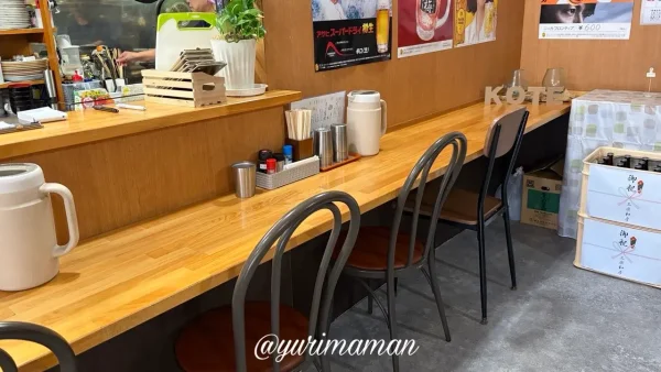 鉄板串焼こて カウンター席 店内