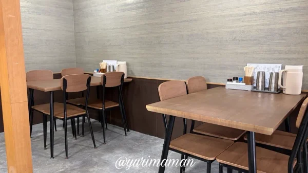 鉄板串焼こて 店内 テーブル席の様子2