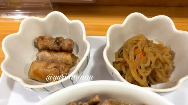 鉄板串焼こて 丼ランチセットのおかず
