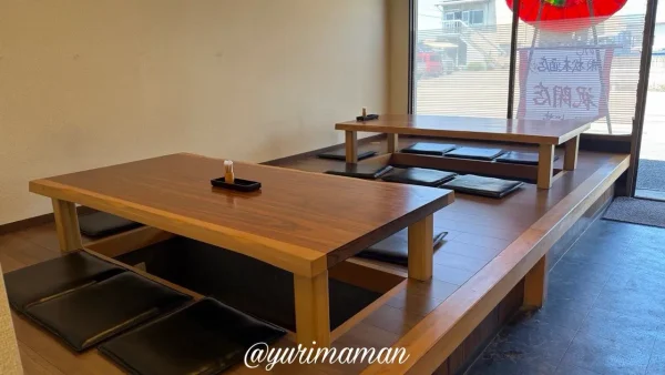 新居浜市 そば芳 店内 小上がりの座敷席の様子