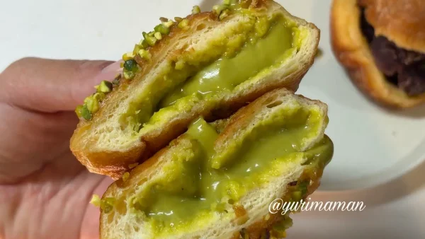 ナッツベーカリー ピスタチオドーナツ 断面