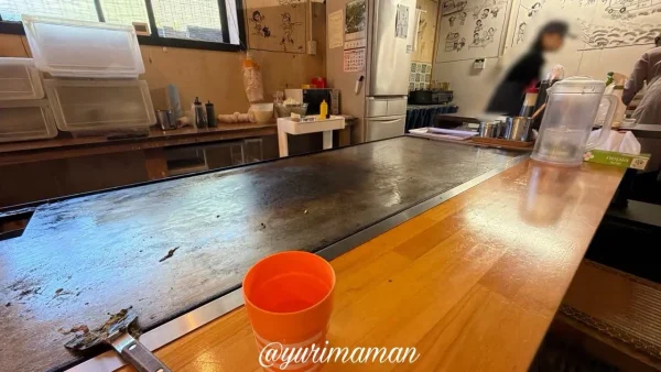 三津浜焼きおかだ屋 店内 鉄板カウンター