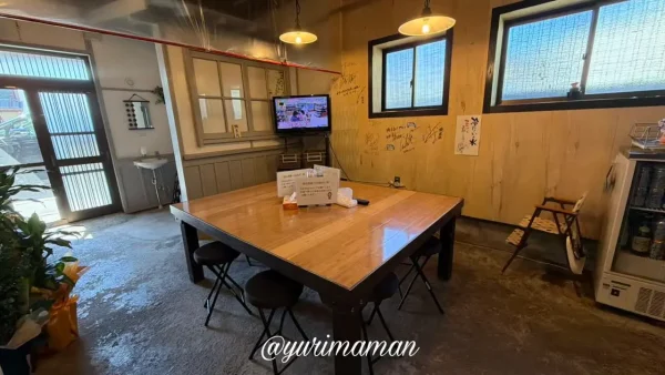 三津浜焼きおかだ屋 店内 テーブル席