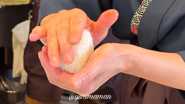 松山市萱町 一汁おにぎり壱 注文後のおにぎりを握ってくれる様子