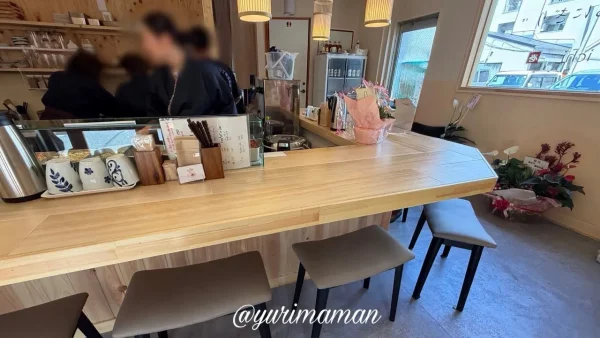 松山市萱町 一汁おにぎり壱 内観 カウンター席