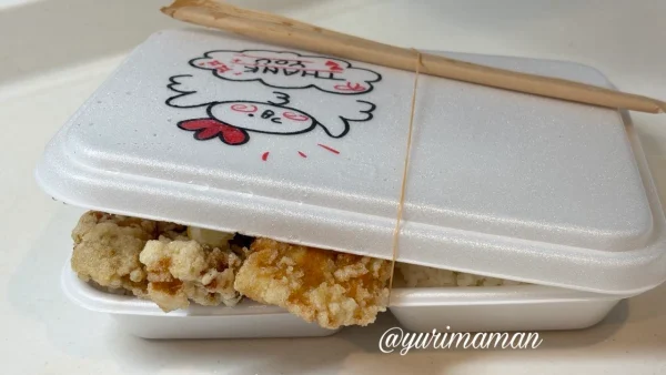 坂本商店 東予店 からあげ弁当 テイクアウト はみ出る