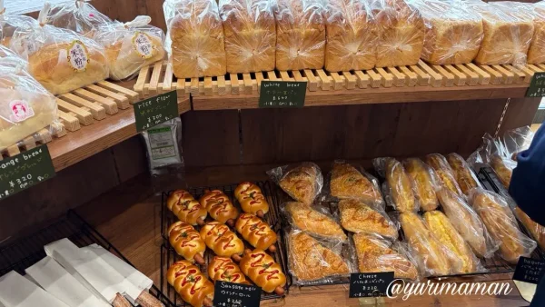 新居浜市 あかがね市四季菜広場 SHIKISAI工房の焼きたてパン売り場の様子